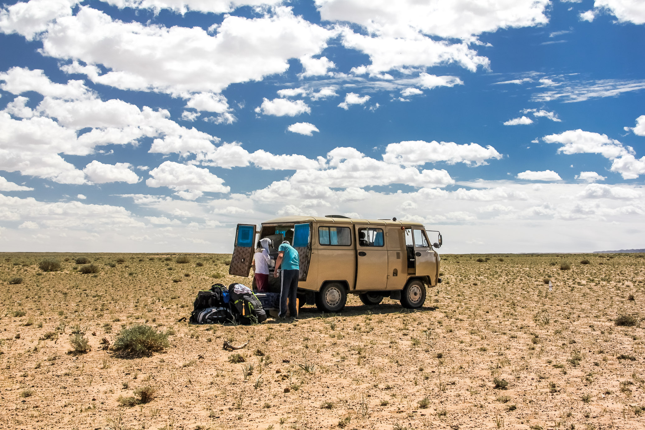 Pause repas en plein milieu du désert en Mongolie