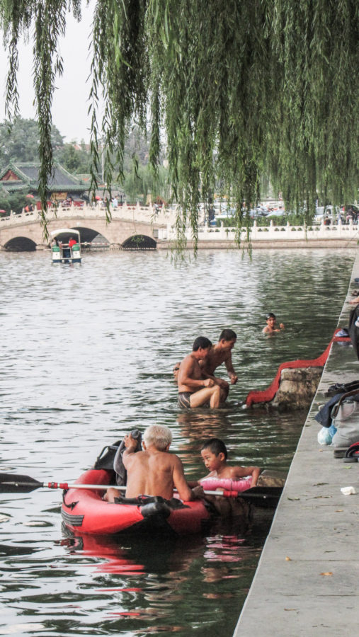 Des personnes se baignent dans un lac à Pékin